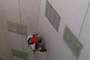 פתרונות לבעיות גישה - צביעת לובי בבניין בגלישת בניין (סנפלינג